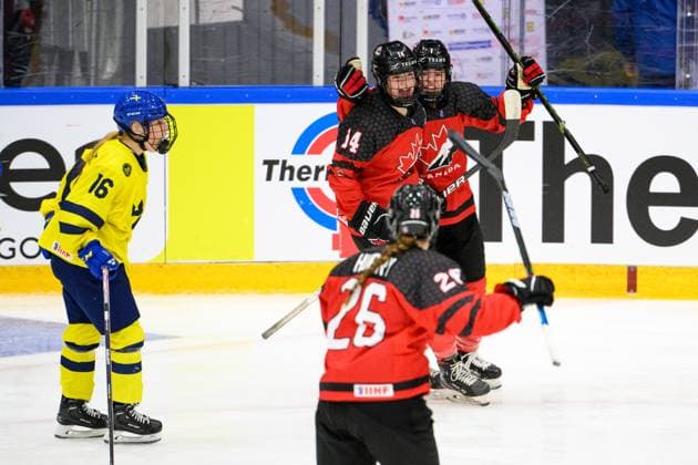 230109 Emilia Bergeby Hallbeck of Sweden looks dejected as Emma Pais of Canada celebrates after scoring 1-1 during the 2023 IIHF U18 Women s World Championship, WM, Weltmeisterschaft game between Sweden and Canada on January 9, 2023 in Östersund. Photo: Mathilda Ahlberg BILDBYRAN kod MA MA0369 ishockey Ice hockey, Eishockey u18 vm u18-vm 2023 iihf u18 womens world championship sverige sweden kanada canada dambbeng depp jubel Copyright: MATHILDAxAHLBERG BB230109MA070