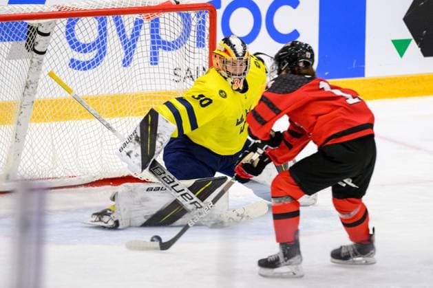 230109 goaltender Felicia Frank of Sweden and Morgan Jackson of Canada during the 2023 IIHF U18 Women s World Championship, WM, Weltmeisterschaft game between Sweden and Canada on January 9, 2023 in Östersund. Photo: Mathilda Ahlberg BILDBYRAN kod MA MA0369 ishockey Ice hockey, Eishockey u18 vm u18-vm 2023 iihf u18 womens world championship sverige sweden kanada canada dambbeng Copyright: MATHILDAxAHLBERG BB230109MA076