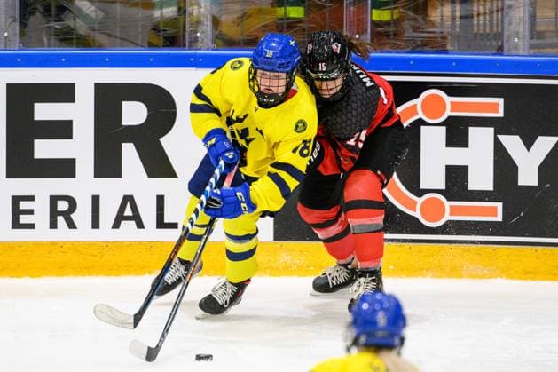 230109 Hilda Svensson of Sweden and Ava Murphy of Canada during the 2023 IIHF U18 Women s World Championship, WM, Weltmeisterschaft game between Sweden and Canada on January 9, 2023 in Östersund. Photo: Mathilda Ahlberg BILDBYRAN kod MA MA0369 ishockey Ice hockey, Eishockey u18 vm u18-vm 2023 iihf u18 womens world championship sverige sweden kanada canada dambbeng Copyright: MATHILDAxAHLBERG BB230109MA077