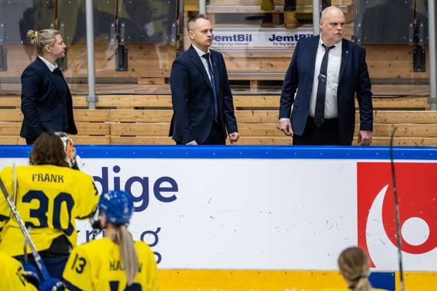 230109 Assistant coach Pernilla Winberg, head coach Andreas Karlsson and assistant coach Pernilla Winberg during the 2023 IIHF U18 Women s World Championship, WM, Weltmeisterschaft game between Sweden and Canada on January 9, 2023 in Östersund. Photo: Mathilda Ahlberg BILDBYRAN kod MA MA0369 ishockey Ice hockey, Eishockey u18 vm u18-vm 2023 iihf u18 womens world championship sverige sweden kanada canada dam bbeng Copyright: MATHILDAxAHLBERG BB230109MA170