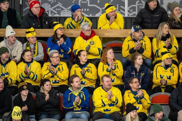 230109 Fans of Sweden during the 2023 IIHF U18 Women s World Championship, WM, Weltmeisterschaft game between Sweden and Canada on January 9, 2023 in Östersund. Photo: Mathilda Ahlberg BILDBYRAN kod MA MA0369 ishockey Ice hockey, Eishockey u18 vm u18-vm 2023 iihf u18 womens world championship sverige sweden kanada canada dam bbeng fan publik askadare supporter Copyright: MATHILDAxAHLBERG BB230109MA179