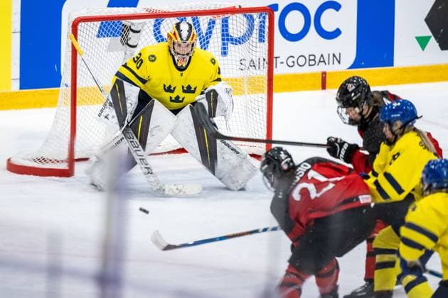230109 Goaltender Felicia Frank of Sweden during the 2023 IIHF U18 Women s World Championship, WM, Weltmeisterschaft game between Sweden and Canada on January 9, 2023 in Östersund. Photo: Mathilda Ahlberg BILDBYRAN kod MA MA0369 ishockey Ice hockey, Eishockey u18 vm u18-vm 2023 iihf u18 womens world championship sverige sweden kanada canada dam bbeng Copyright: MATHILDAxAHLBERG BB230109MA188