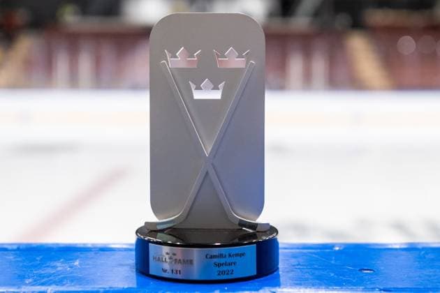 230109 The trophy of the Swedish hall of fame ahead of the 2023 IIHF U18 Women s World Championship, WM, Weltmeisterschaft game between Sweden and Canada on January 9, 2023 in Östersund. Photo: Mathilda Ahlberg BILDBYRAN kod MA MA0369 ishockey Ice hockey, Eishockey u18 vm u18-vm 2023 iihf u18 womens world championship sverige sweden kanada canada dam bbeng Copyright: MATHILDAxAHLBERG BB230109MA193