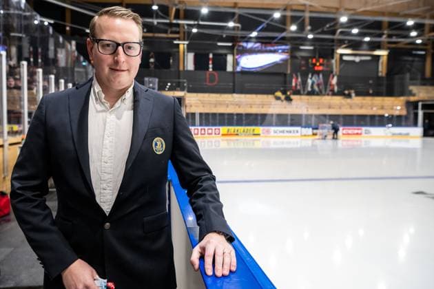 230109 Magnus Martensson, sports director of the Swedish Ice hockey, Eishockey federation during the 2023 IIHF U18 Women s World Championship, WM, Weltmeisterschaft game between Sweden and Canada on January 9, 2023 in Östersund. Photo: Mathilda Ahlberg BILDBYRAN kod MA MA0369 ishockey ice hockey u18 vm u18-vm 2023 iihf u18 womens world championship sverige sweden kanada canada dam bbeng Copyright: MATHILDAxAHLBERG BB230109MA196