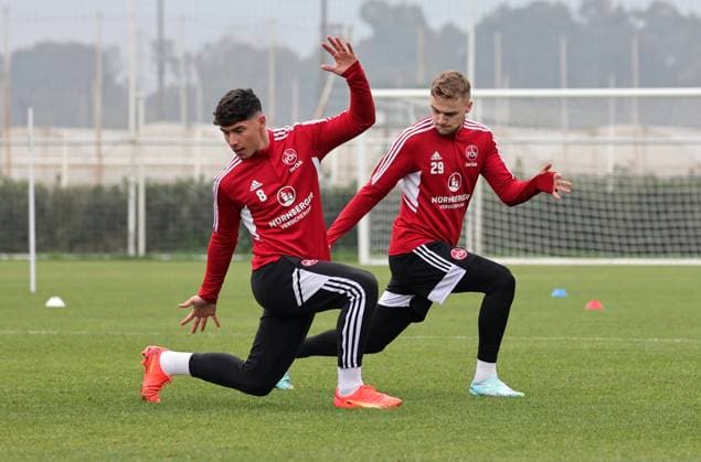 Sport Themen der Woche KW02 Sport Bilder des Tages 10.01.2023 - Fussball - 2. Fussball-Bundesliga - Saison 2012 2023 - 1. FC Nürnberg FCN Club - Trainingslager Winter Wintertrainingslager Belek Türkei - Zink DaMa - Taylan Duman (8, 1. FC Nürnberg FCN ) Tim Handwerker (29, 1. FC Nürnberg FCN ) dehnen sich *** 10 01 2023 football 2 football Bundesliga season 2012 2023 1 FC Nuremberg FCN club training camp winter training camp Belek Turkey zinc DaMa Taylan Duman 8, 1 FC Nuremberg FCN Tim Handwerker 29, 1 FC Nuremberg FCN stretching