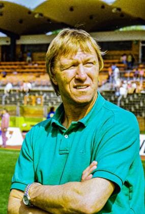 RECORD DATE NOT STATED Aus 2. BL Saison 1992 93 Hannover 96 - Hansa Rostock 1:1 am 01.05.1993. Im Foto: Hansa Trainer Horst Hrubesch *** From 2 BL season 1992 93 Hannover 96 Hansa Rostock 1 1 on 01 05 1993 In photo Hansa coach Horst Hrubesch
