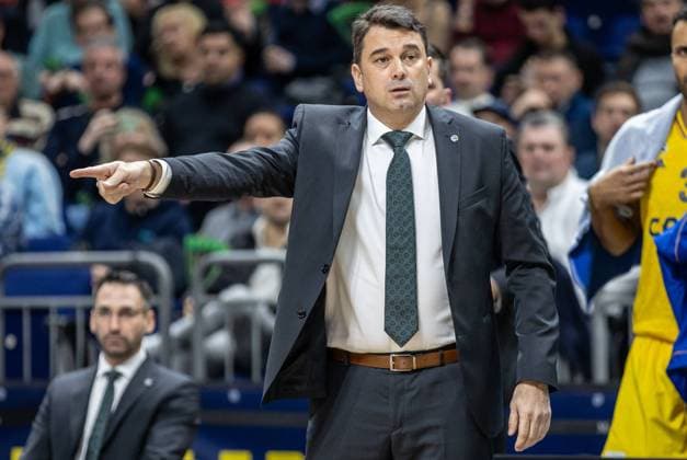 Basketball: EuroLeague, 18. Spieltag, ALBA Berlin - Emporia Armani Milan Mailand, Mercedes-Benz Arena. ALBAs Headcoach Israel Gonzalez zeigt in eine Richtung. ALBA Berlin - Armani Mailand