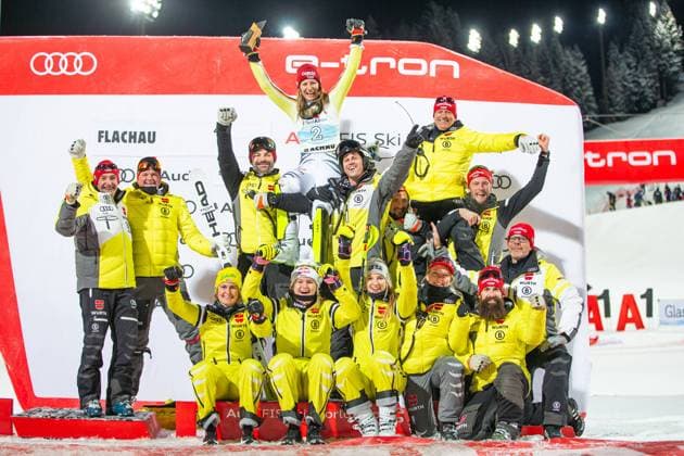 Bilder des Jahres 2023, Sport 01 Januar Sport Themen der Woche KW02 Sport Bilder des Tages ALPINE SKIING - FIS WC Flachau FLACHAU,AUSTRIA,10.JAN.23 - ALPINE SKIING - FIS World Cup, night slalom, ladies. Image shows Lena Duerr (GER) and the team.  GEPAxpictures xGintarexKarpaviciute