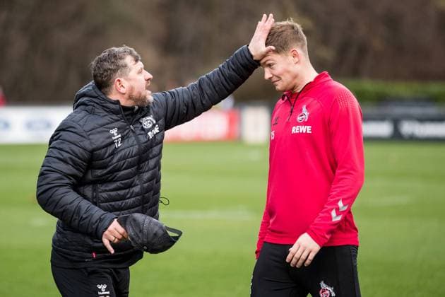 Sport Bilder des Tages 1. FC Koeln Training; 11.01.2023 Steffen Baumgart (Trainer 1. FC Koeln) zeigt Luca Kilian (1. FC Koeln, 15) lachend wo er den Kopfball ansetzen soll Training 1. FC Koeln; Geissbockheim, 11.01.2023 Copyright: xBEAUTIFULxSPORTS Wunderlx