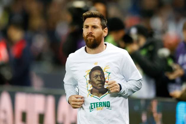 2023.01.11 Paris, La Ligue 1 Paris Saint Germain - SCO Angers v.l., Leonel Messi (Paris Saint-Germain) mit Pele T-Shirt, warm-up, Copyright: AntonioxBorga