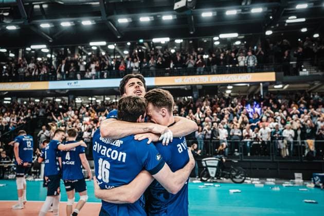 Sport Themen der Woche KW02 Sport Bilder des Tages Volleyball Männer Saison 2022 2023 CEV-Cup Viertelfinale SVG Lüneburg vs. Valsa Group Modena 11.01.2023 Xander Wolf Wassenaar Ketrzynski ( 11, SVG Lüneburg) kostet den Moment des Sieges aus Lüneburg LKH Arena Niedersachsen Deutschland *** Volleyball men season 2022 2023 CEV Cup quarterfinals SVG Lüneburg vs Valsa Group Modena 11 01 2023 Xander Wolf Wassenaar Ketrzynski 11, SVG Lüneburg costs the moment of victory from Lüneburg LKH Arena Lower Saxony Germany