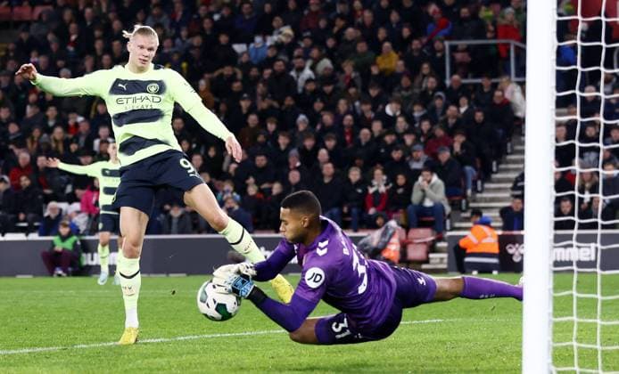 Bilder des Jahres 2023, Sport 01 Januar Sport Themen der Woche KW02 Sport Bilder des Tages Mandatory Credit: Photo by James Marsh Shutterstock (13703755ar) Gavin Bazunu of Southampton makes a save from Erling Haaland of Manchester City. Southampton v Manchester City, Carabao Cup, Quarter Final, Football, St Mary s Stadium, Southampton, UK - 11 Jan 2023 EDITORIAL USE ONLY No use with unauthorised audio, video, data, fixture lists, club league logos or live services. Online in-match use limited to 120 images, no video emulation. No use in betting, games or single club league player publications. Southampton v Manchester City, Carabao Cup, Quarter Final, Football, St Mary s Stadium, Southampton, UK - 11 Jan 2023 EDITORIAL USE ONLY No use with unauthorised audio, video, data, fixture lists, club league logos or live services. Online in-match use limited to 120 images, no video emulation. No use in betting, games or single club league player publications.  Copyright: xJamesxMarsh Shutterstockx 13703755ar