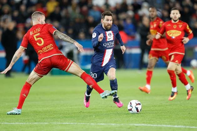 2023.01.11 Paris, La Ligue 1 Paris Saint Germain - SCO Angers v.l., Miha Blazic (SCO Angers), Leonel Messi (Paris Saint-Germain), Zweikampf, Action, Aktion, Battles for the Ball Copyright: AntonioxBorga