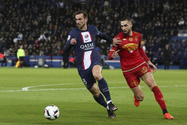 Fabian Ruiz (PSG) Vs Nabil Bentaleb (SCO Angers) FOOTBALL : Paris St Germain Vs Angers - Ligue 1 - 11 01 2023 MichaelBaucher Panoramic 
