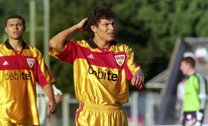 18.07.99 SSV Ulm 1846 - VfB Stuttgart Deutschland, Ulm, 18.07.1999, Fussball, Bundesliga, Testspiel, SSV Ulm 1846 - VfB Stuttgart (0:0): Krassimir Balakov (VfB Stuttgart). *** 18 07 99 SSV Ulm 1846 VfB Stuttgart Germany, Ulm, 18 07 1999, Football, Bundesliga, Test match, SSV Ulm 1846 VfB Stuttgart 0 0 Krassimir Balakov VfB Stuttgart