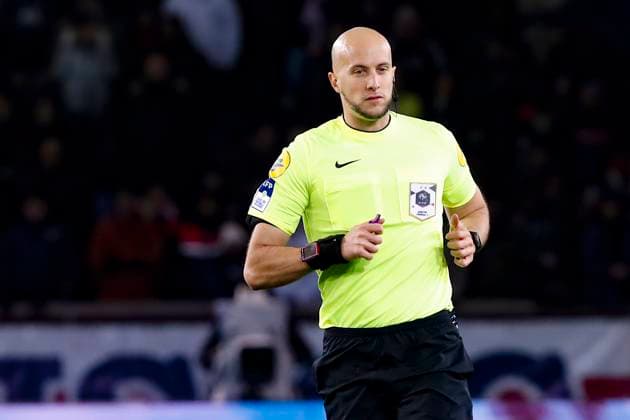 Eric Wattellier (Arbitre) FOOTBALL : Paris St Germain Vs Angers - Ligue 1 - 11 01 2023 MichaelBaucher Panoramic 