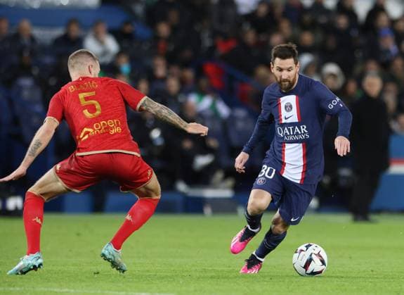 (230112) -- PARIS, Jan. 12, 2023 -- Paris Saint-Germain s Lionel Messi (R) controls the ball during the French League 1 football match between Paris Saint-Germain FC and Angers at the Parc des Princes stadium in Paris, Jan. 11, 2023. ) (SP)FRANCE-PARIS-FOOTBALL-LIGUE 1-PSG VS ANGERS GaoxJing 