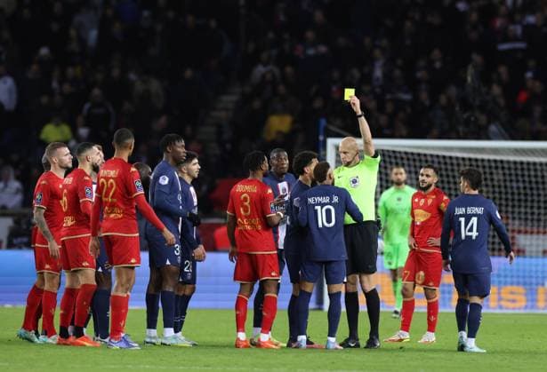 (230112) -- PARIS, Jan. 12, 2023 -- Referee (3rd R) shows a yellow card to Paris Saint-Germain s Nymar (4th R) during the French League 1 football match between Paris Saint-Germain FC and Angers at the Parc des Princes stadium in Paris, Jan. 11, 2023. ) (SP)FRANCE-PARIS-FOOTBALL-LIGUE 1-PSG VS ANGERS GaoxJing 