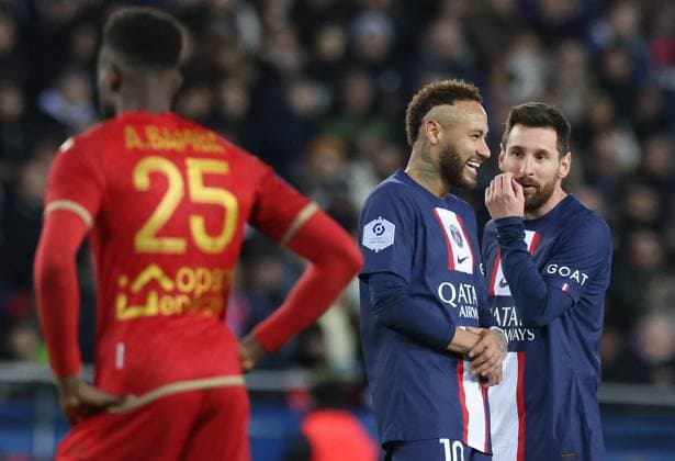 Sport Bilder des Tages (230112) -- PARIS, Jan. 12, 2023 -- Paris Saint-Germain s Lionel Messi (R) and Neymar react during the French League 1 football match between Paris Saint-Germain FC and Angers at the Parc des Princes stadium in Paris, Jan. 11, 2023. ) (SP)FRANCE-PARIS-FOOTBALL-LIGUE 1-PSG VS ANGERS GaoxJing 