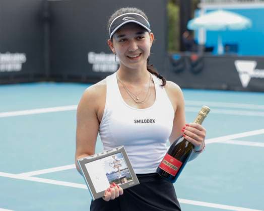 Eva Lys bekommt nach dem Sieg eine Flasche Champagner zum Geburtstag, Australian Open Qualifikation - Melbourne Park - Melbourne - Victoria - Australia - 12 01 2023. Copyright: xJuergenxHasenkopfx