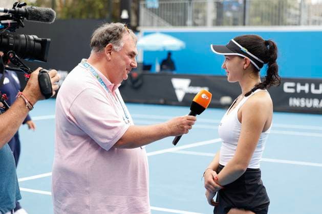 ZDF Reporter Sven Goern macht ein TV Interview auf dem Platz mit Eva Lys,Australian Open Qualifikation, Melbourne Park - Melbourne, Victoria - Australia. Copyright: xJuergenxHasenkopfx