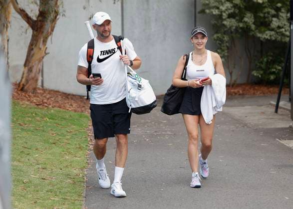 Eva Lys und Vater Vladimir Wolodymyr nach dem Sieg, Australian Open 2023, Melbourne Park, Victoria, Australia. Copyright: xJuergenxHasenkopfx