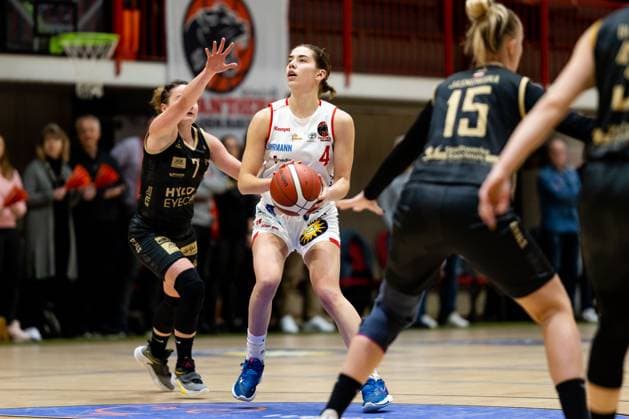 Basketball - DBBL-Pokal - GiroLive Panthers Osnabrück - inexio Royals Saarlouis am 11.02.2023 in der OSC Halle in Osnabrück Noor Driessen (Panthers Osnabrueck) am Ball