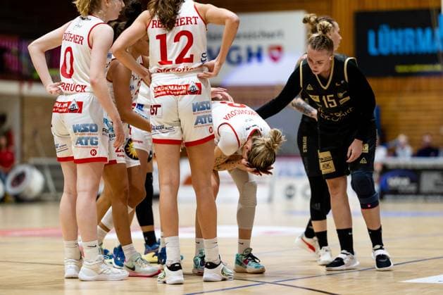 Basketball - DBBL-Pokal - GiroLive Panthers Osnabrück - inexio Royals Saarlouis am 11.02.2023 in der OSC Halle in Osnabrück Stella Tarkovicova (Panthers Osnabrueck) verletzt am Boden