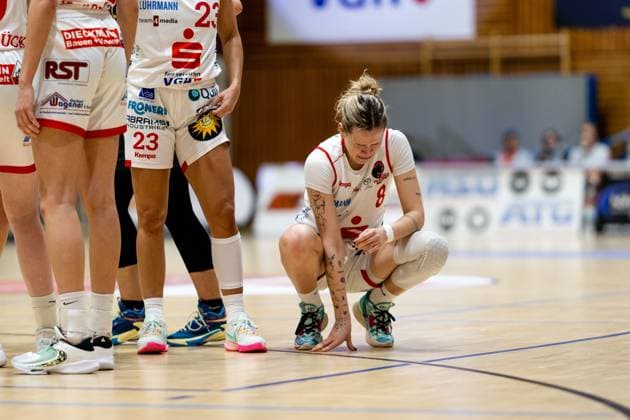 Basketball - DBBL-Pokal - GiroLive Panthers Osnabrück - inexio Royals Saarlouis am 11.02.2023 in der OSC Halle in Osnabrück Stella Tarkovicova (Panthers Osnabrueck) verletzt am Boden