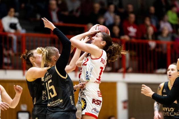 Basketball - DBBL-Pokal - GiroLive Panthers Osnabrück - inexio Royals Saarlouis am 11.02.2023 in der OSC Halle in Osnabrück Marie Reichert (Panthers Osnabrueck) am Ball