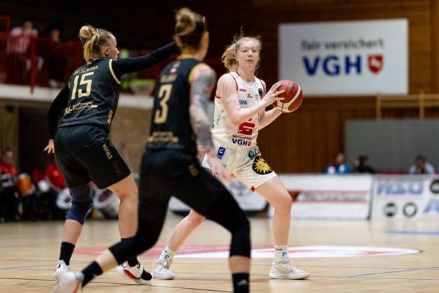 Basketball - DBBL-Pokal - GiroLive Panthers Osnabrück - inexio Royals Saarlouis am 11.02.2023 in der OSC Halle in Osnabrück Frieda Bühner Buehner (Panthers Osnabrueck) am Ball