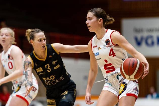 Basketball - DBBL-Pokal - GiroLive Panthers Osnabrück - inexio Royals Saarlouis am 11.02.2023 in der OSC Halle in Osnabrück Noor Driessen (Panthers Osnabrueck) am Ball