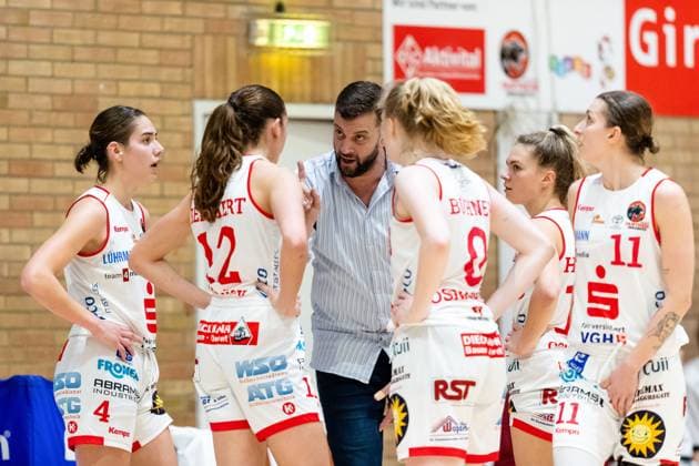 Basketball - DBBL-Pokal - GiroLive Panthers Osnabrück - inexio Royals Saarlouis am 11.02.2023 in der OSC Halle in Osnabrück Trainer Sasa Cuic (Panthers Osnabrueck) gibt Anweisungen während einer Auszeit