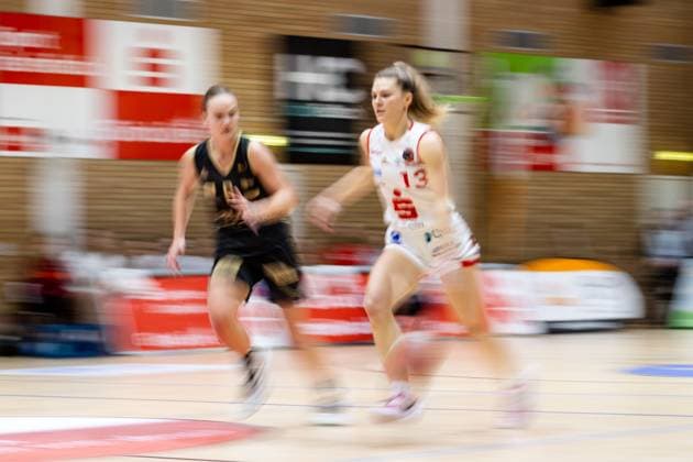 Basketball - DBBL-Pokal - GiroLive Panthers Osnabrück - inexio Royals Saarlouis am 11.02.2023 in der OSC Halle in Osnabrück Paisley Harding (Panthers Osnabrueck) am Ball