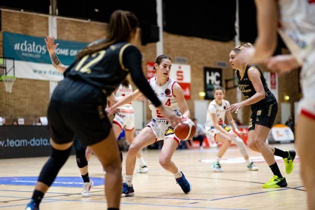 Basketball - DBBL-Pokal - GiroLive Panthers Osnabrück - inexio Royals Saarlouis am 11.02.2023 in der OSC Halle in Osnabrück Noor Driessen (Panthers Osnabrueck) am Ball