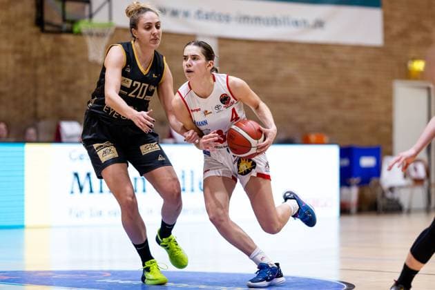 Basketball - DBBL-Pokal - GiroLive Panthers Osnabrück - inexio Royals Saarlouis am 11.02.2023 in der OSC Halle in Osnabrück Noor Driessen (Panthers Osnabrueck) am Ball