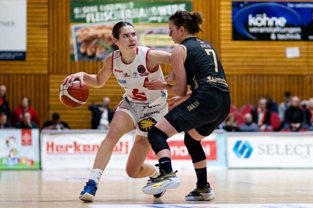 Basketball - DBBL-Pokal - GiroLive Panthers Osnabrück - inexio Royals Saarlouis am 11.02.2023 in der OSC Halle in Osnabrück Noor Driessen (Panthers Osnabrueck) am Ball gegen Monika Naczk (Saarlouis)