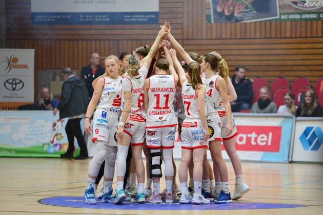 Basketball - DBBL-Pokal - GiroLive Panthers Osnabrück - inexio Royals Saarlouis am 11.02.2023 in der OSC Halle in Osnabrück Team Osnabrück schwört sich aufs Spiel ein