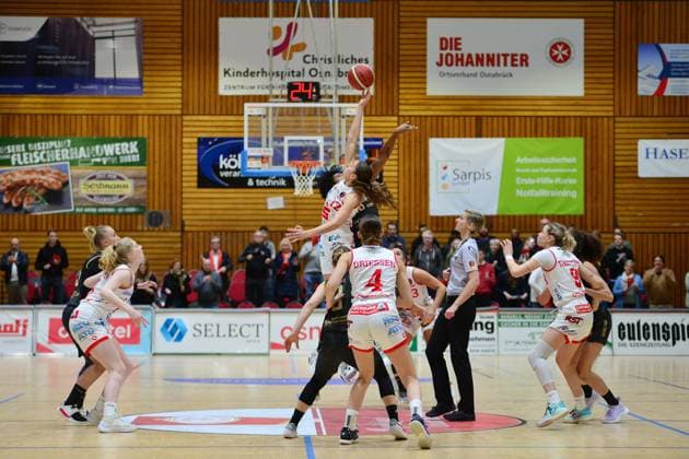 Basketball - DBBL-Pokal - GiroLive Panthers Osnabrück - inexio Royals Saarlouis am 11.02.2023 in der OSC Halle in Osnabrück Stella Marie Reichert (Osnabrück) gewinnt Hochball gegen Brianna Rollerson (Saarlouis)