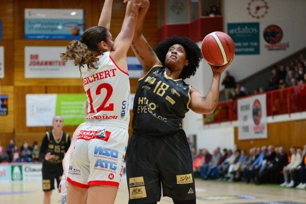 Basketball - DBBL-Pokal - GiroLive Panthers Osnabrück - inexio Royals Saarlouis am 11.02.2023 in der OSC Halle in Osnabrück Brianna Rollerson (Saarlouis) im Zweikampf mit Stella Marie Reichert (Osnabrück)