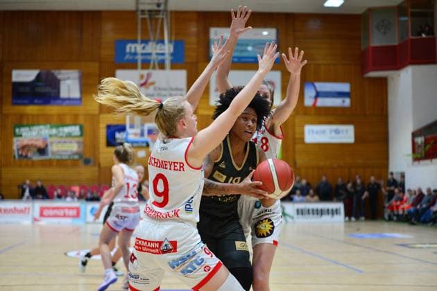 Basketball - DBBL-Pokal - GiroLive Panthers Osnabrück - inexio Royals Saarlouis am 11.02.2023 in der OSC Halle in Osnabrück Brianna Rollerson (Saarlouis) im Zweikampf mit Emma Eichmeyer (Osnabrück)