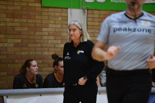 Basketball - DBBL-Pokal - GiroLive Panthers Osnabrück - inexio Royals Saarlouis am 11.02.2023 in der OSC Halle in Osnabrück Isabel Fernandez Trainerin (Saarlouis) schaut zur Anzeigetafel