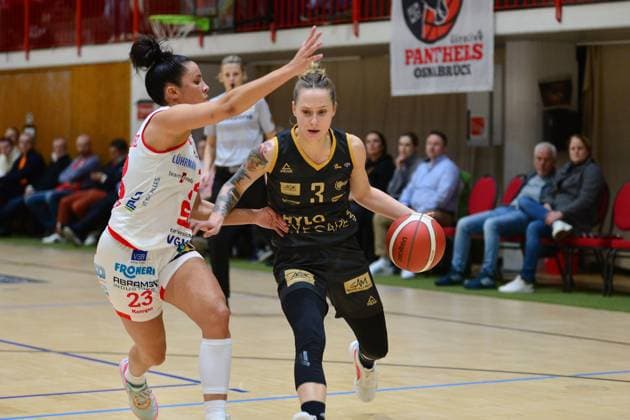 Basketball - DBBL-Pokal - GiroLive Panthers Osnabrück - inexio Royals Saarlouis am 11.02.2023 in der OSC Halle in Osnabrück Sylwia Bujniak (Saarlouis) im Zweikampf mit Angela Rodriguez (Osnabrück)