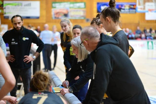 Basketball - DBBL-Pokal - GiroLive Panthers Osnabrück - inexio Royals Saarlouis am 11.02.2023 in der OSC Halle in Osnabrück Isabel Fernandez Trainerin (Saarlouis) in der Auszeit