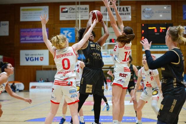 Basketball - DBBL-Pokal - GiroLive Panthers Osnabrück - inexio Royals Saarlouis am 11.02.2023 in der OSC Halle in Osnabrück Brianna Rollerson (Saarlouis) im Zweikampf mit Frieda Bühner Buehner (Osnabrück)