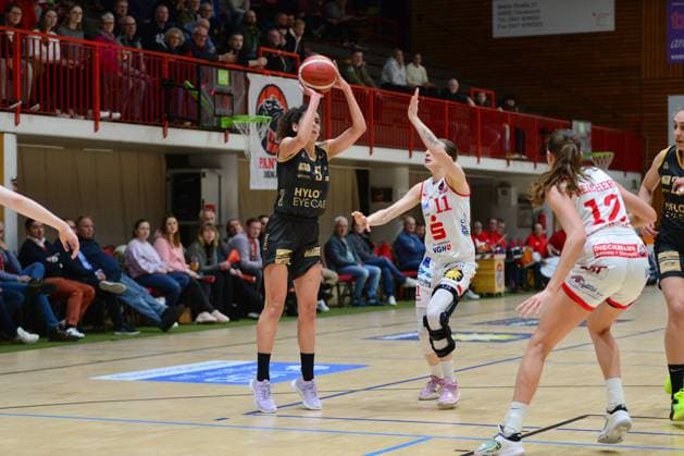 Basketball - DBBL-Pokal - GiroLive Panthers Osnabrück - inexio Royals Saarlouis am 11.02.2023 in der OSC Halle in Osnabrück Magaly Meynadier (Saarlouis) im Zweikampf mit Aldona Morawiec (Osnabrück)