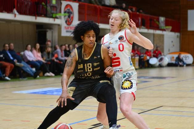 Basketball - DBBL-Pokal - GiroLive Panthers Osnabrück - inexio Royals Saarlouis am 11.02.2023 in der OSC Halle in Osnabrück Brianna Rollerson (Saarlouis) im Zweikampf mit Frieda Bühner Buehner (Osnabrück)