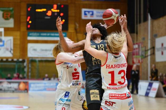 Basketball - DBBL-Pokal - GiroLive Panthers Osnabrück - inexio Royals Saarlouis am 11.02.2023 in der OSC Halle in Osnabrück Brianna Rollerson (Saarlouis) im Zweikampf mit Frieda Bühner Buehner (Osnabrück) und Paisley Harding (Osnabrück)