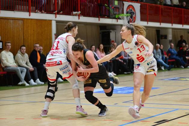 Basketball - DBBL-Pokal - GiroLive Panthers Osnabrück - inexio Royals Saarlouis am 11.02.2023 in der OSC Halle in Osnabrück Monika Naczk (Saarlouis) im Zweikampf mit Paisley Harding (Osnabrück)