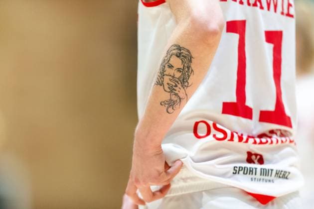Basketball - DBBL-Pokal - GiroLive Panthers Osnabrück - inexio Royals Saarlouis am 11.02.2023 in der OSC Halle in Osnabrück Tattoo am Arm von Aldona Morawiec (Panthers Osnabrueck)